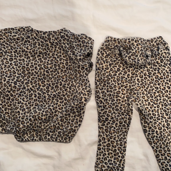 Old navy leopard sweatsuit set 18-24m - Picture 4 of 5